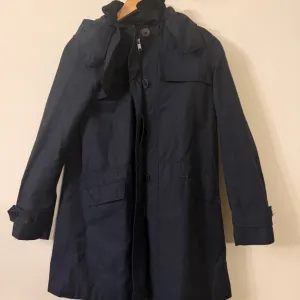 Zara teget trench kaput