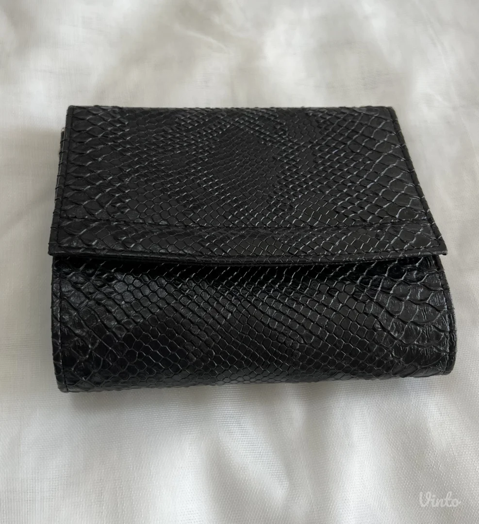 Crna tašnica sa dugim srebrnim lancem - novo