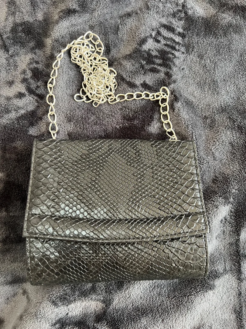 Crna tašnica sa dugim srebrnim lancem - novo