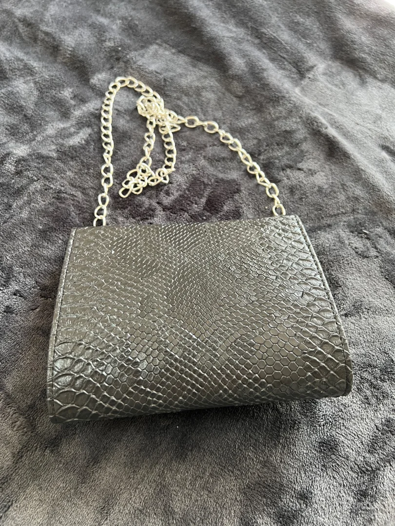 Crna tašnica sa dugim srebrnim lancem - novo