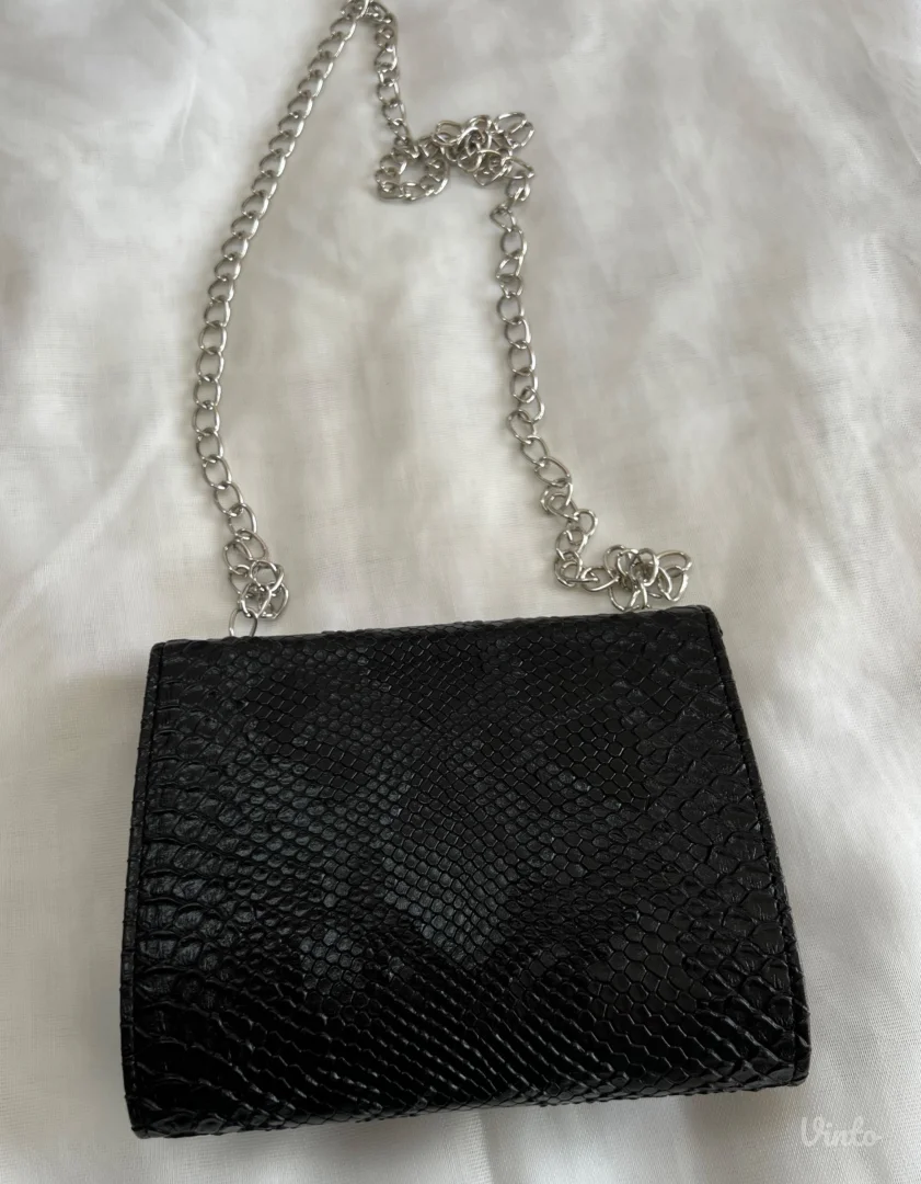 Crna tašnica sa dugim srebrnim lancem - novo