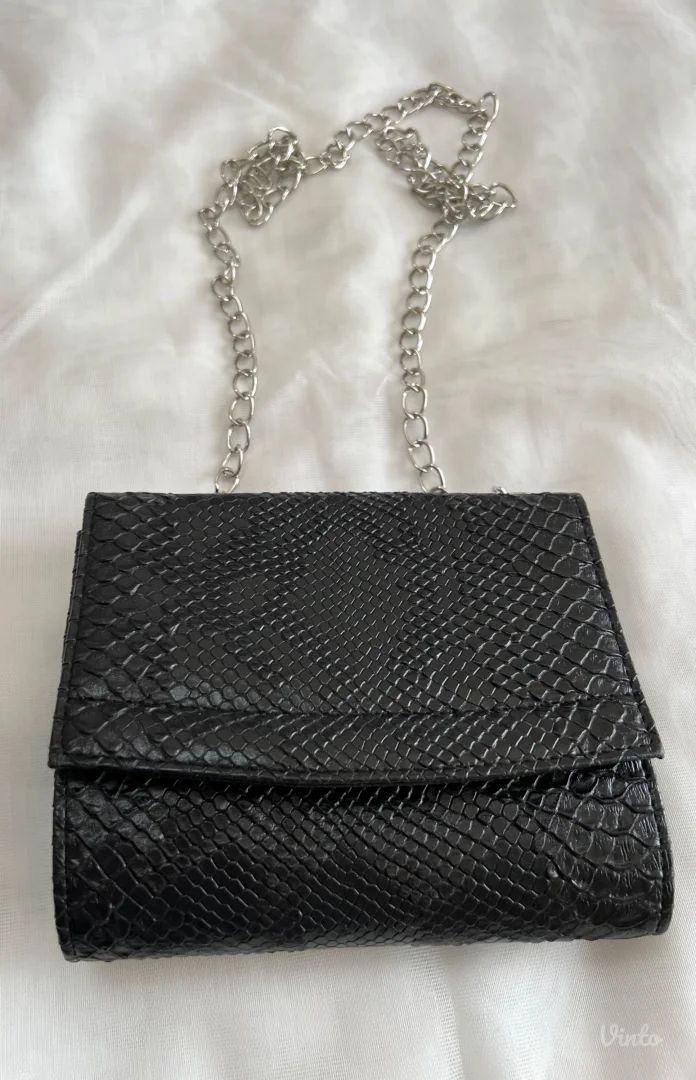 Crna tašnica sa dugim srebrnim lancem - novo