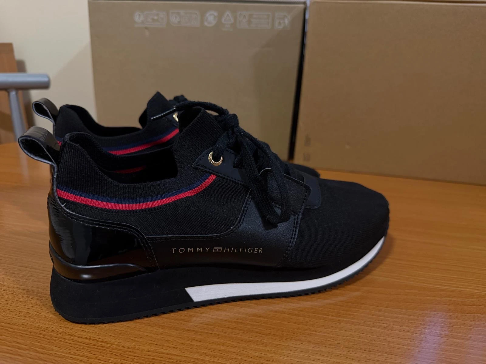 Tommy Hilfiger crne ženske patike – kao nove