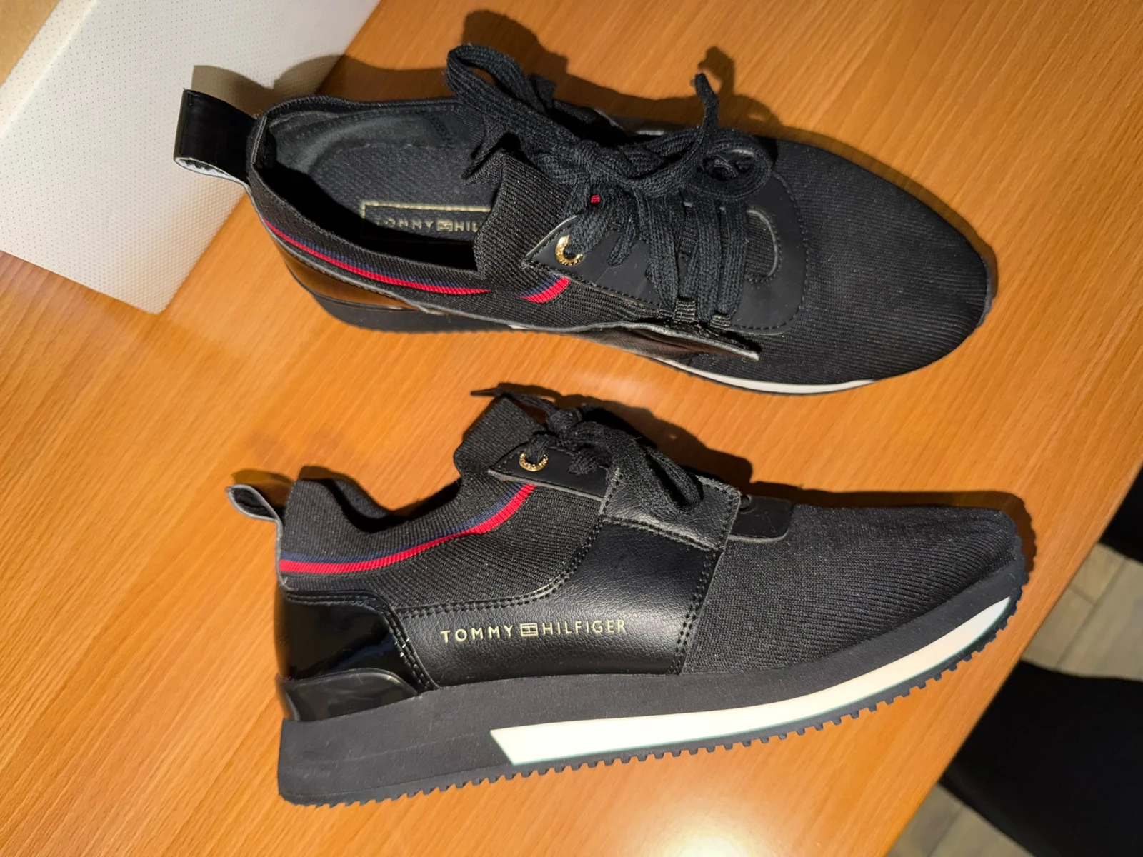 Tommy Hilfiger crne ženske patike – kao nove