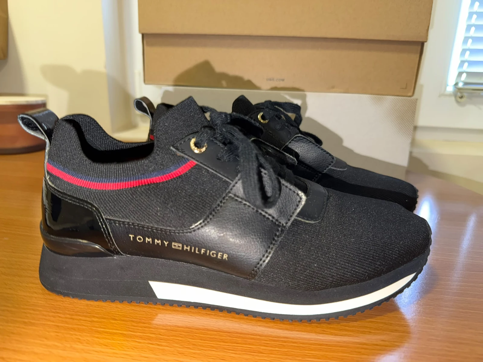 Tommy Hilfiger crne ženske patike – kao nove