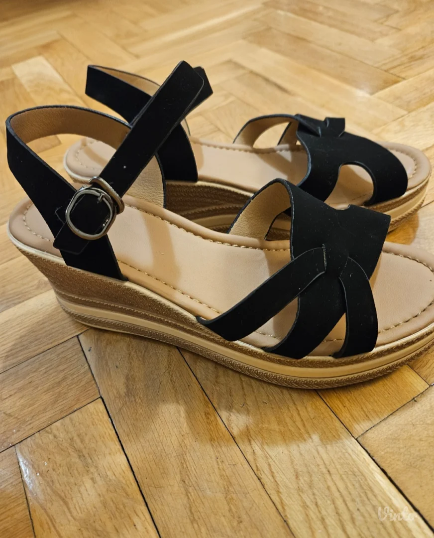 Nove crne sandale