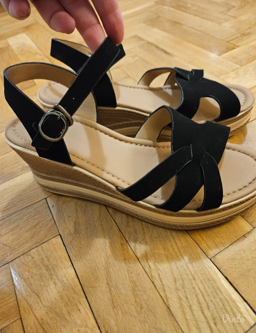 Nove crne sandale