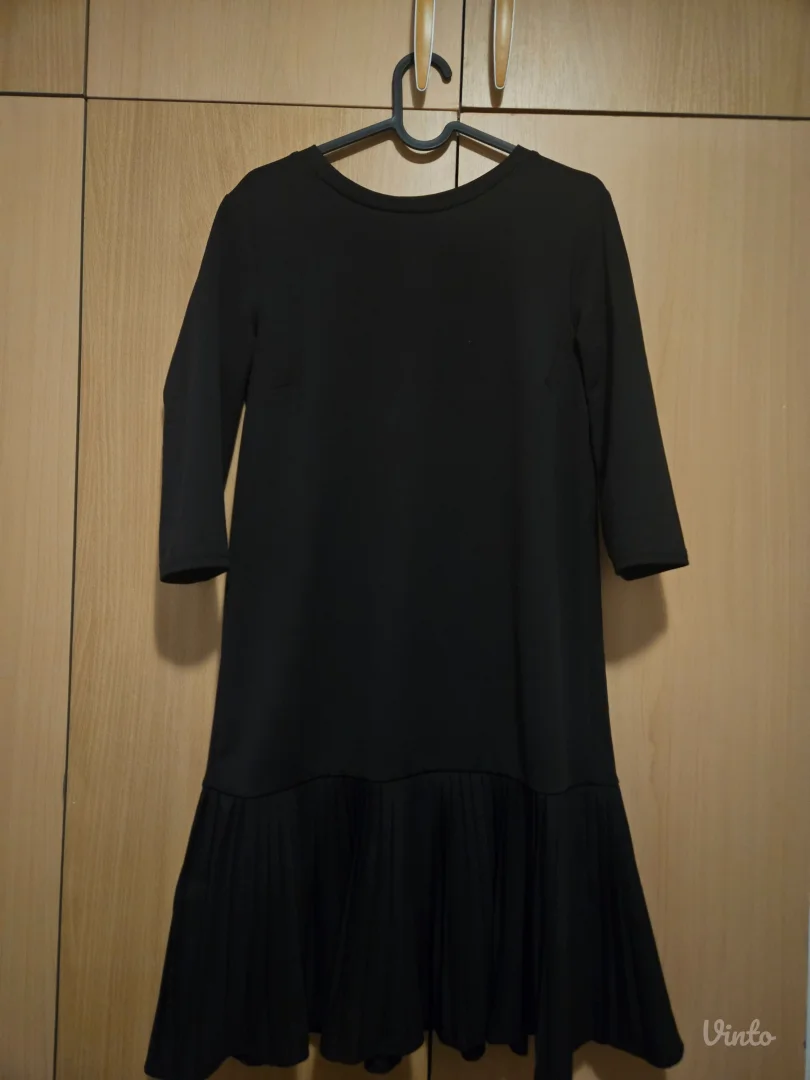 Kratka crna haljinica