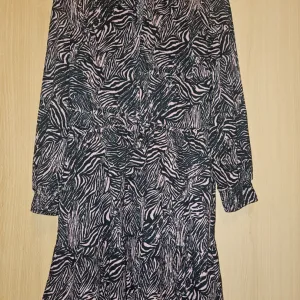 Kratka haljina dugih rukava