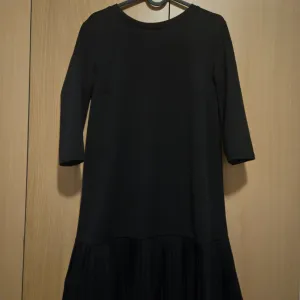 Kratka crna haljinica