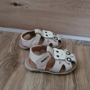 Krem sandale 21