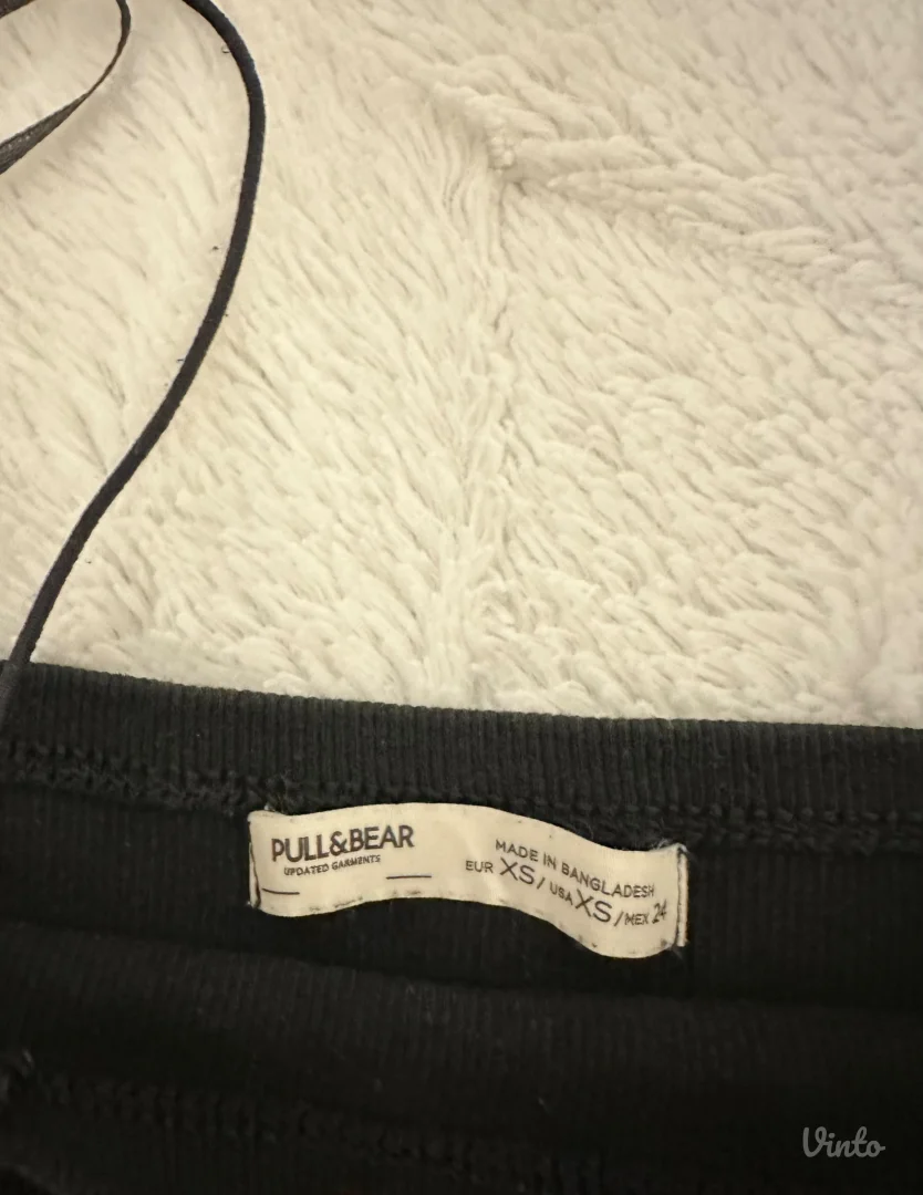 PULL&BEAR - crni crop top