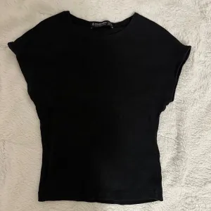Stradivarius - crna kraca uska majica