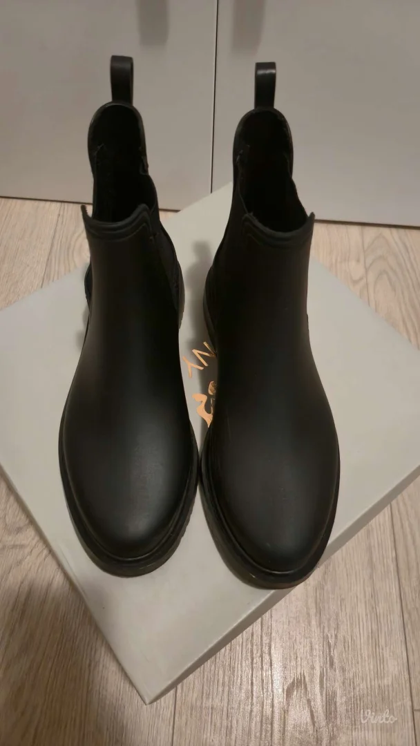 Gumene crne čizmice 39