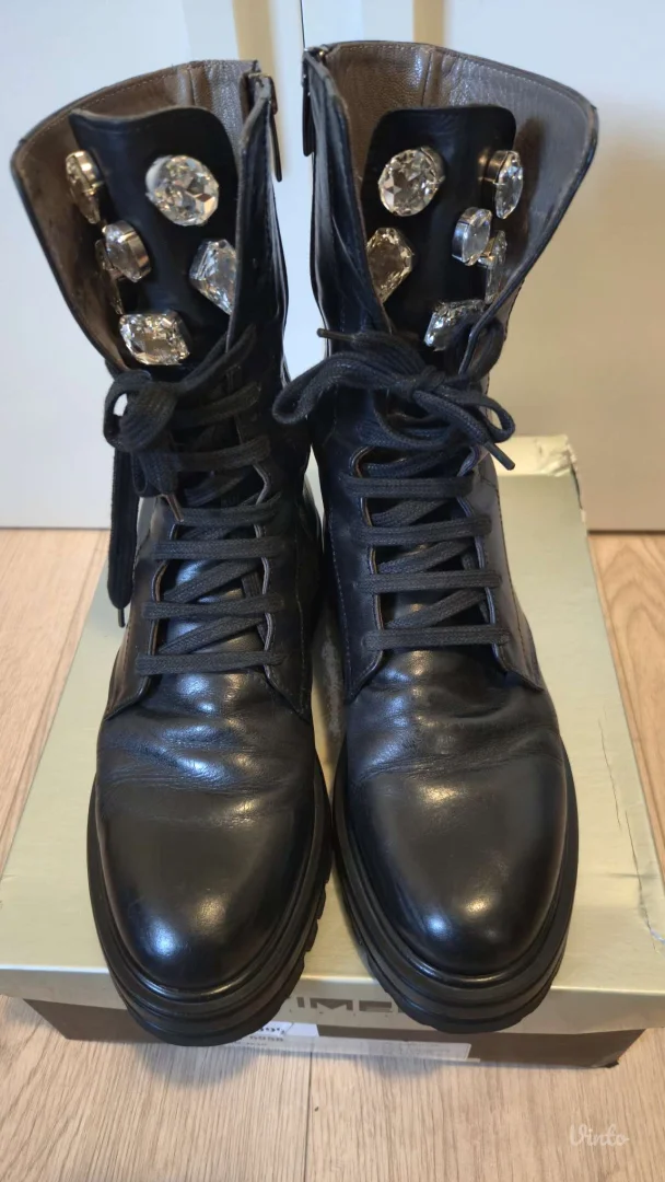 Crne kožne čizmice sa kristalima