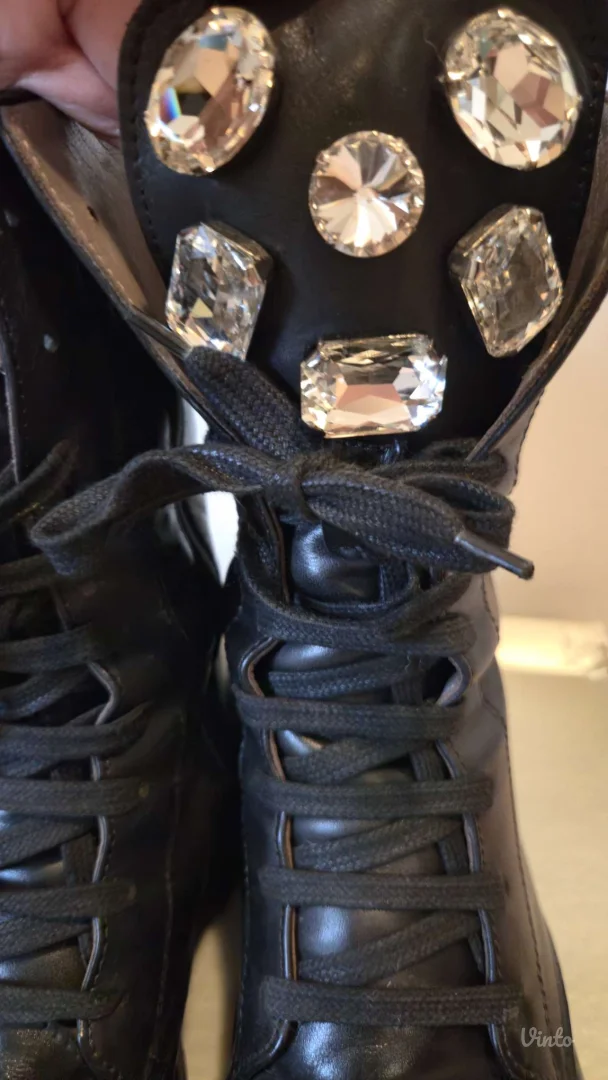 Crne kožne čizmice sa kristalima