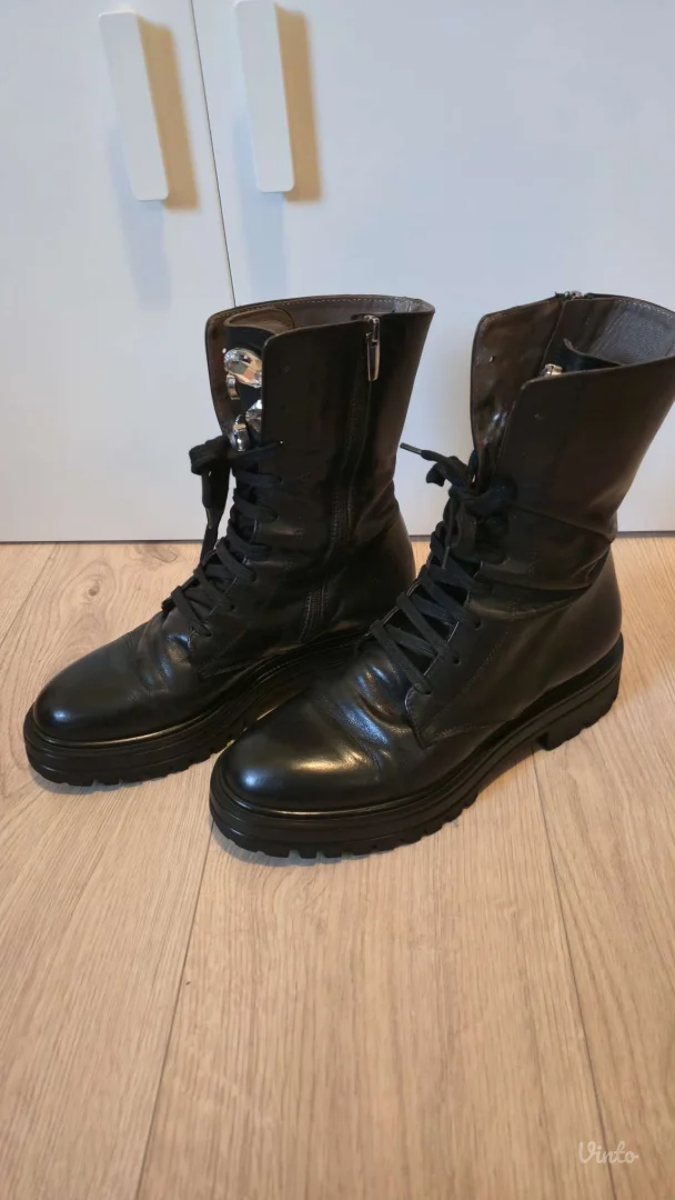 Crne kožne čizmice sa kristalima