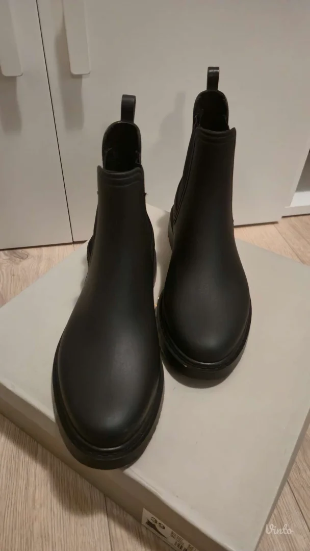 Gumene crne čizmice 39