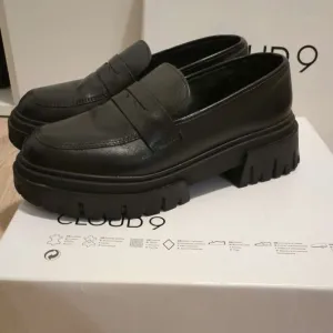 Cloud 9 crne kožne mokasine