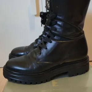 Crne kožne čizmice sa kristalima