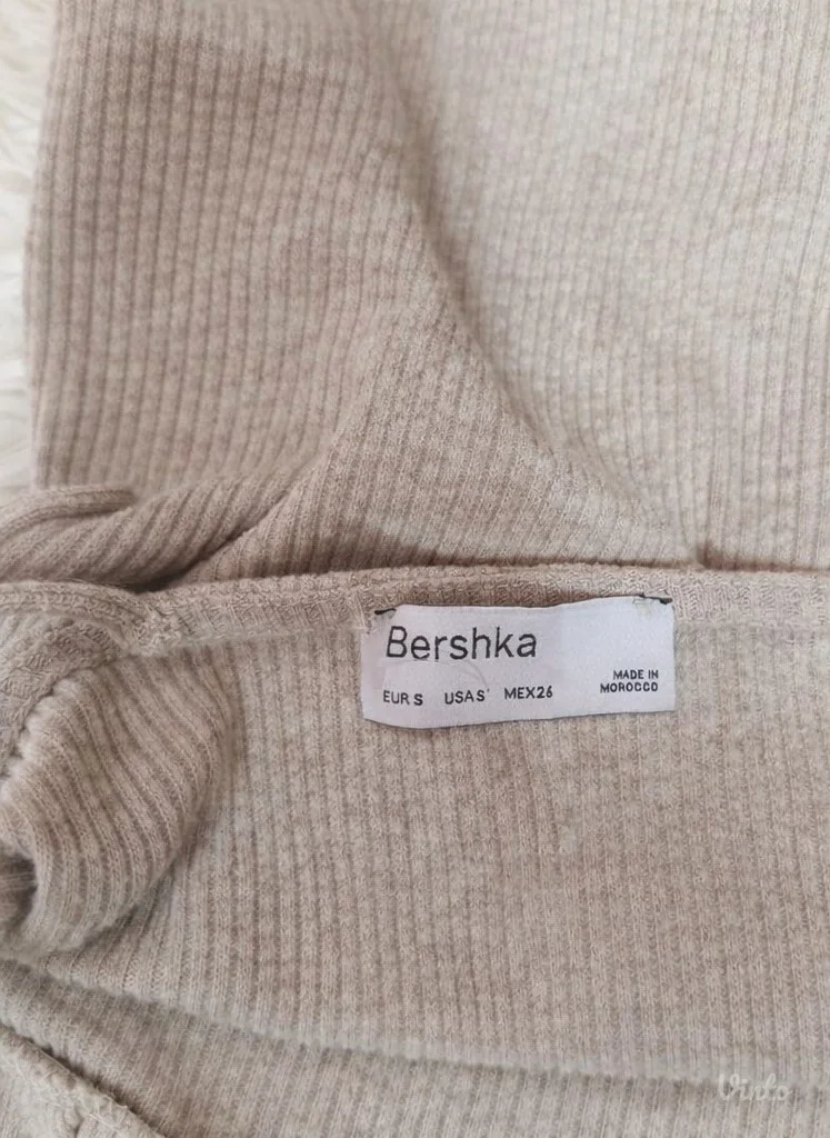 Rebrasta haljina na brtele