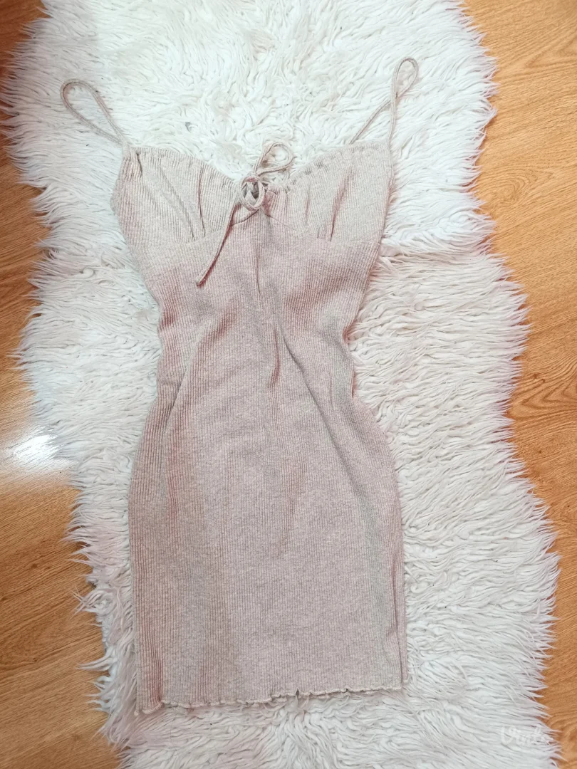 Rebrasta haljina na brtele