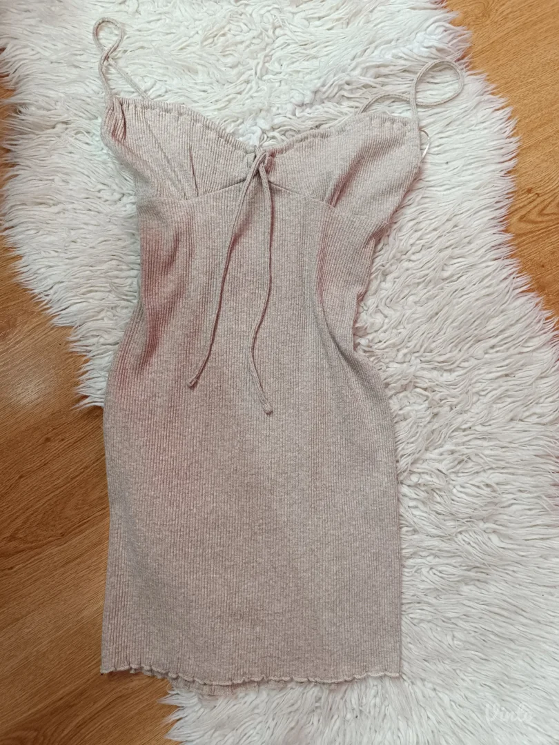 Rebrasta haljina na brtele