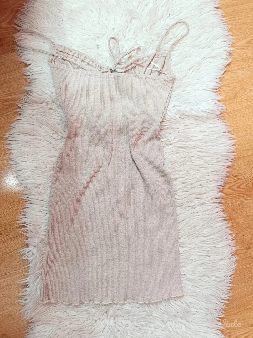 Rebrasta haljina na brtele