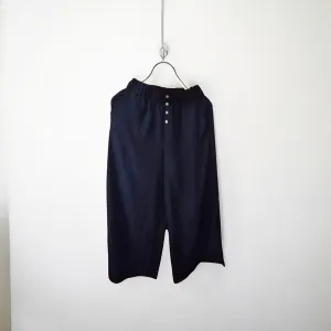 Crne široke pantalone