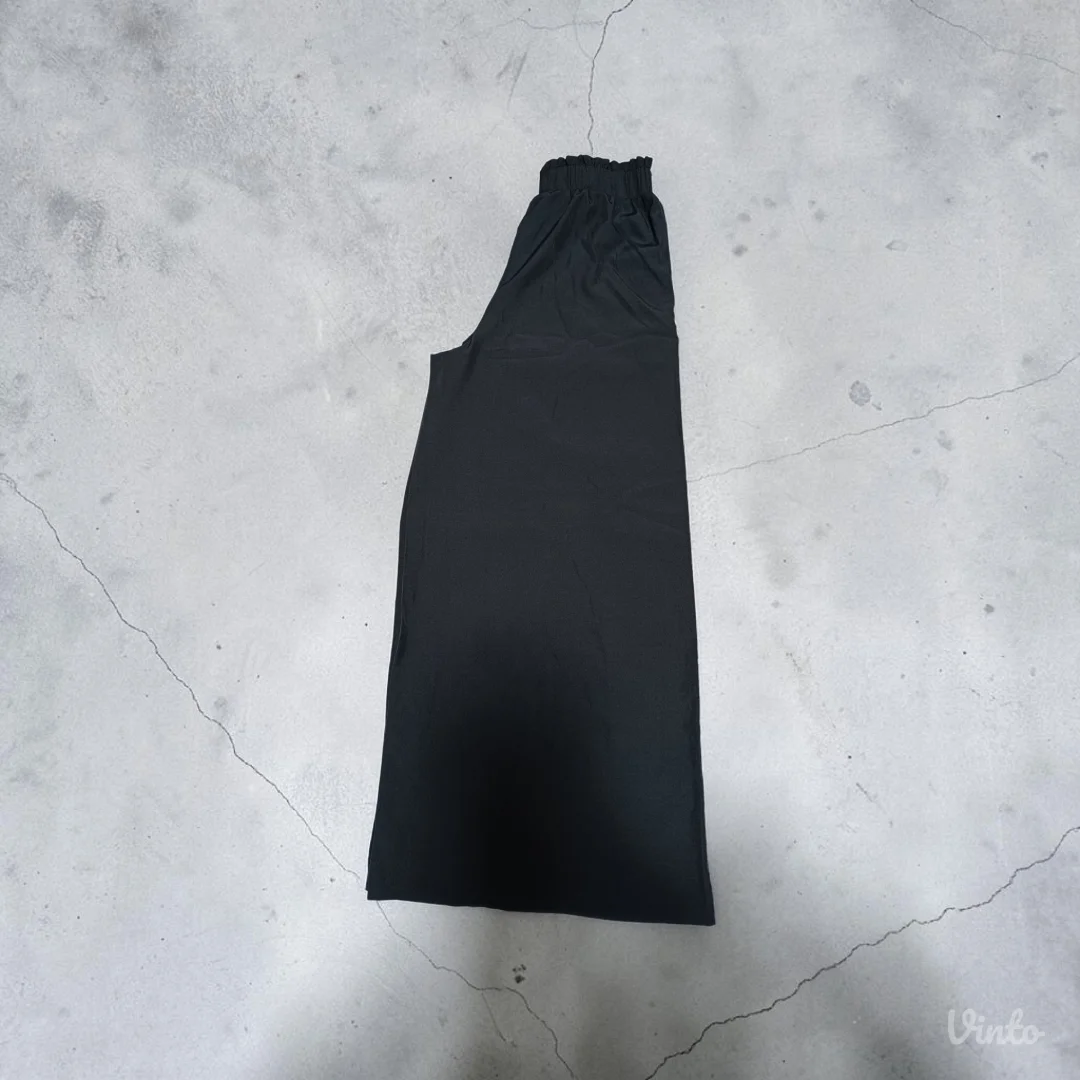 Crne široke pantalone