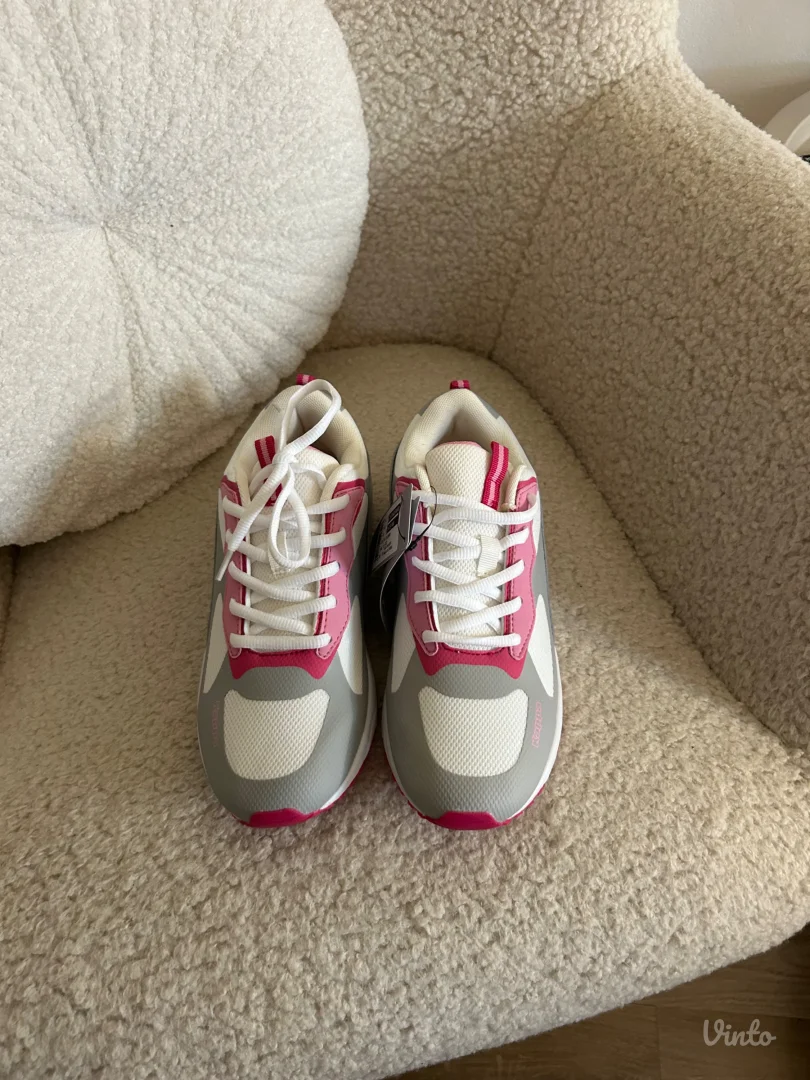 Nove patike sa etiketom