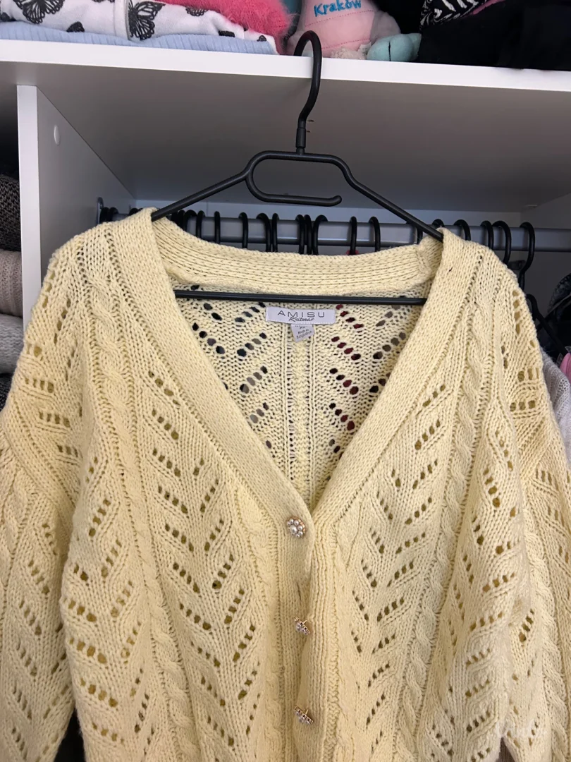 pastelno zuti dzemper