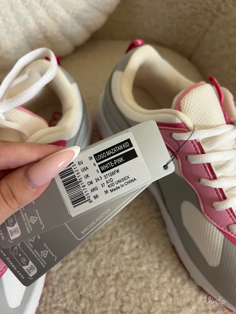 Nove patike sa etiketom