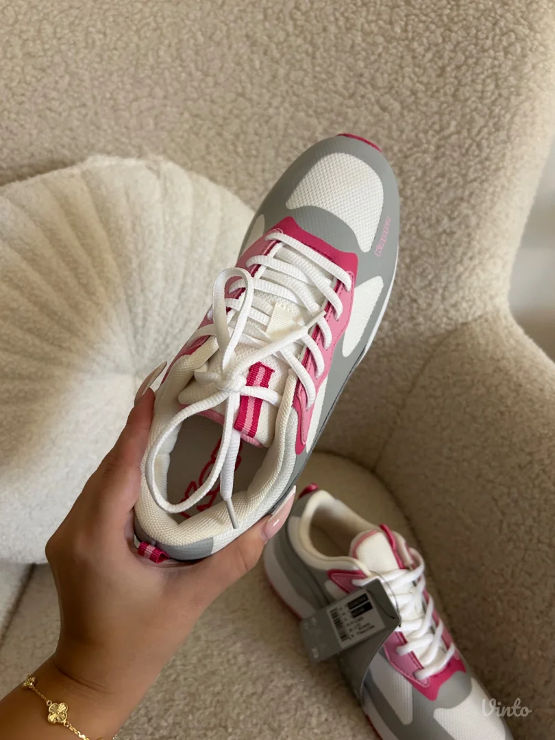 Nove patike sa etiketom