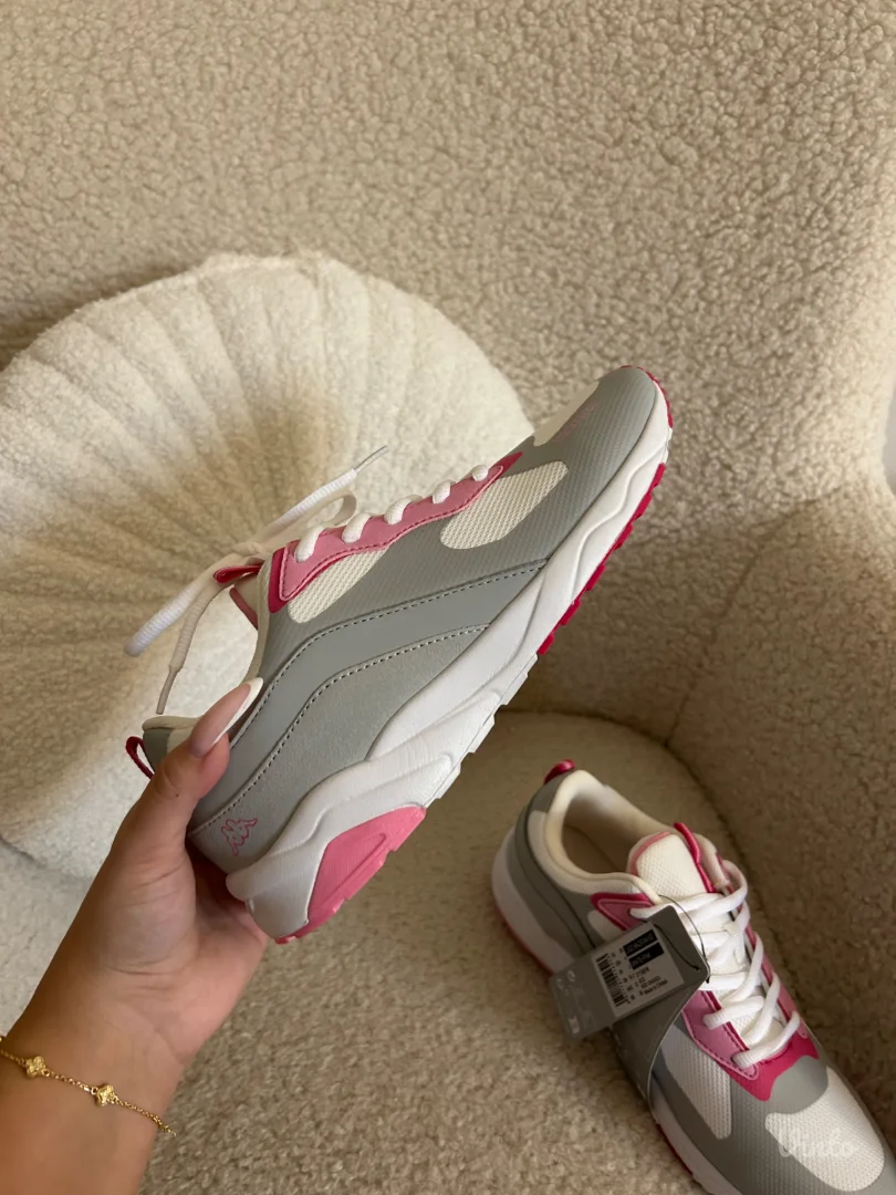 Nove patike sa etiketom