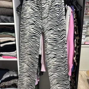 ZARA zebra farmerke