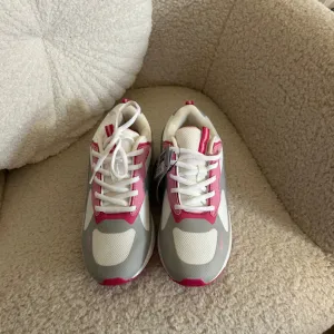 Nove patike sa etiketom