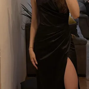 crna svecana haljina