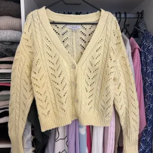 pastelno zuti dzemper