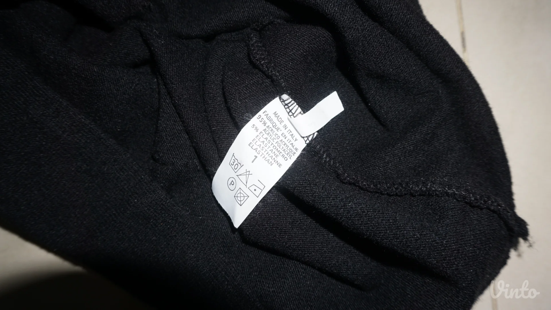 crni top sa dugmićima