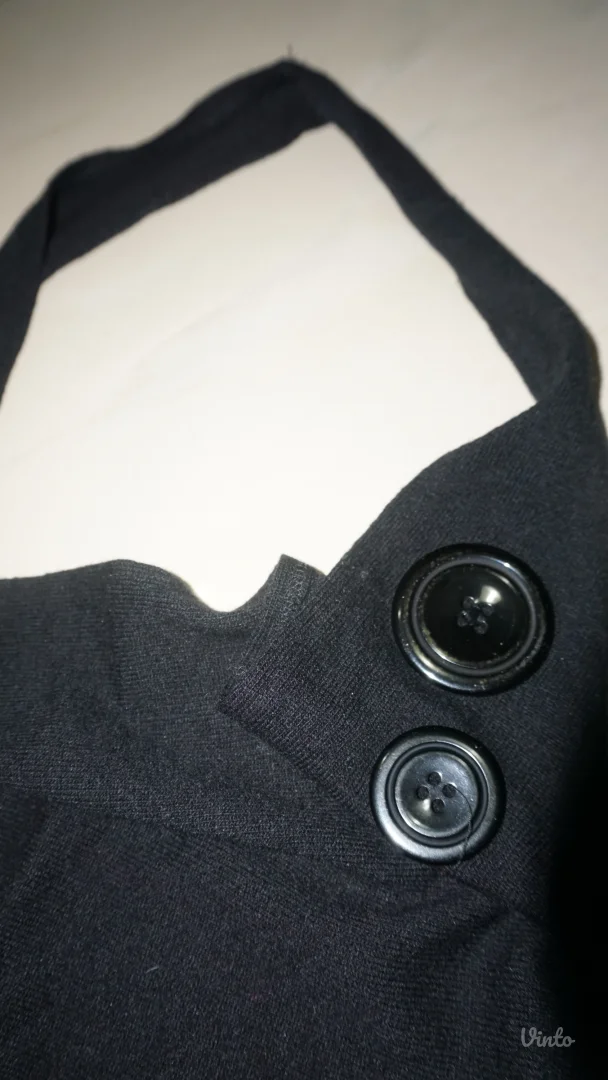 crni top sa dugmićima