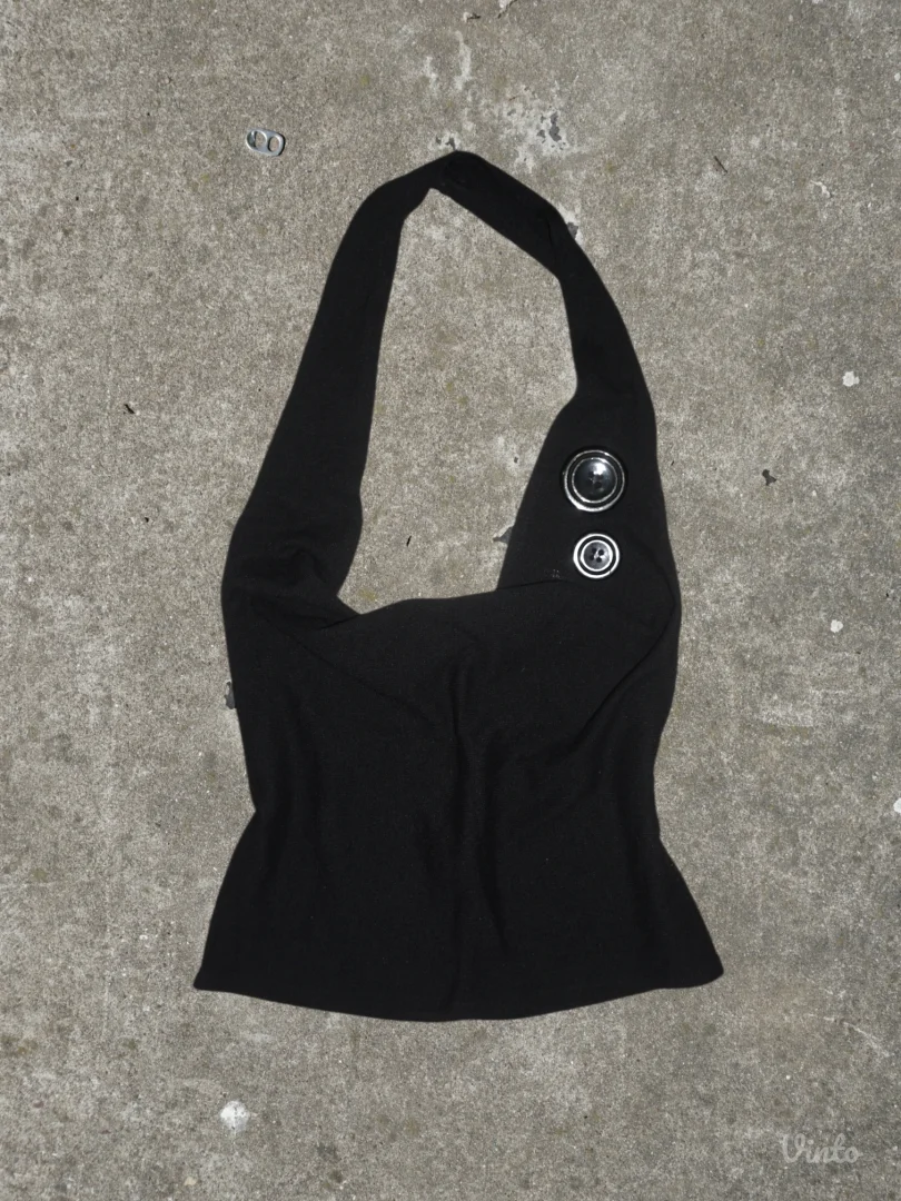 crni top sa dugmićima