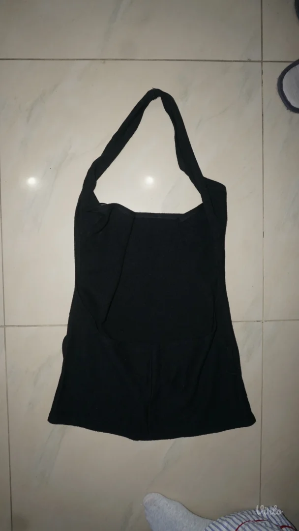 crni top sa dugmićima