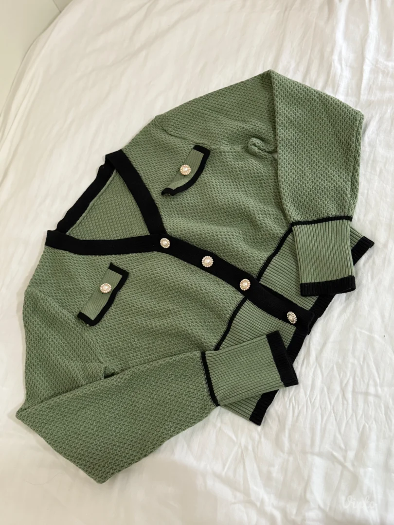 Zeleno-crni džemperić na raskopčavanje