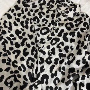 Svilena košulja sa printom ZARA