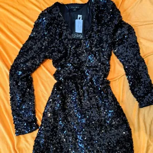 Amisu šljokičava haljina