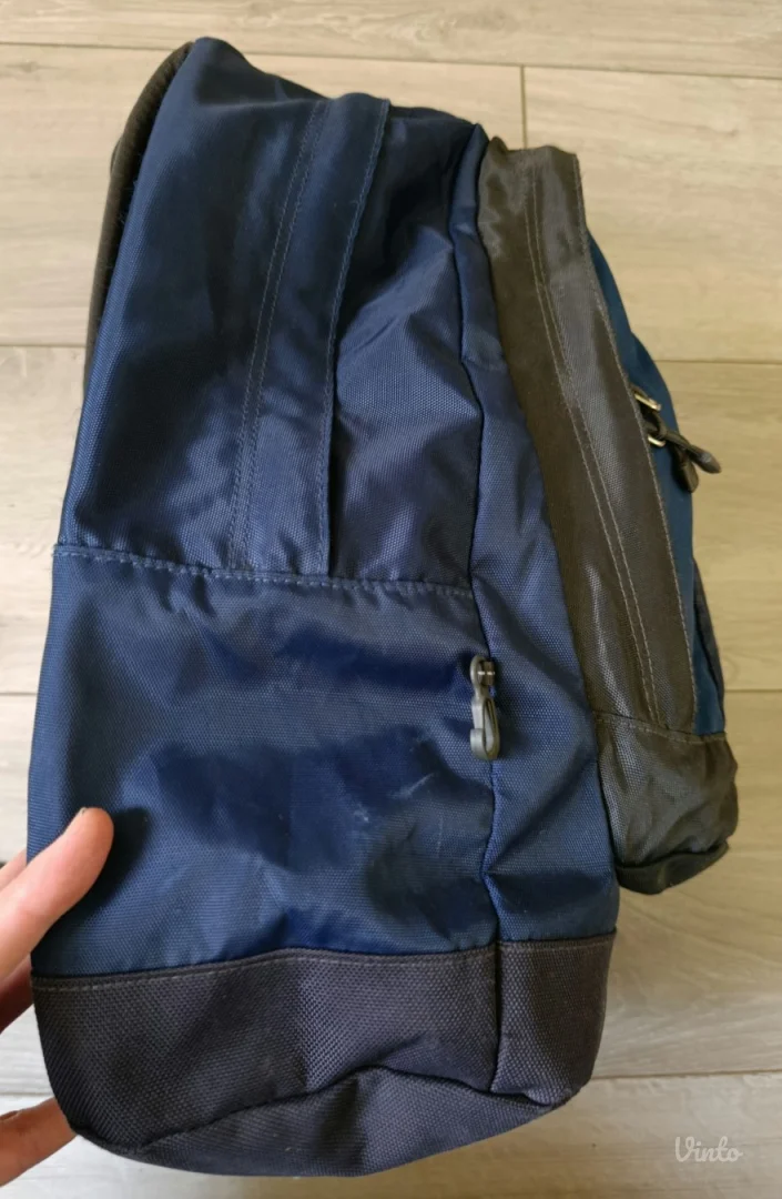 Odlican original THE NORTH FACE Vault ranac