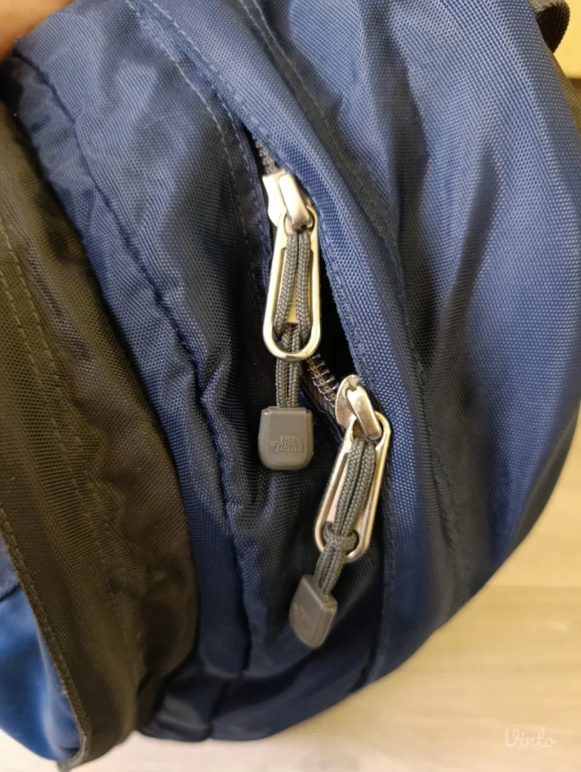 Odlican original THE NORTH FACE Vault ranac