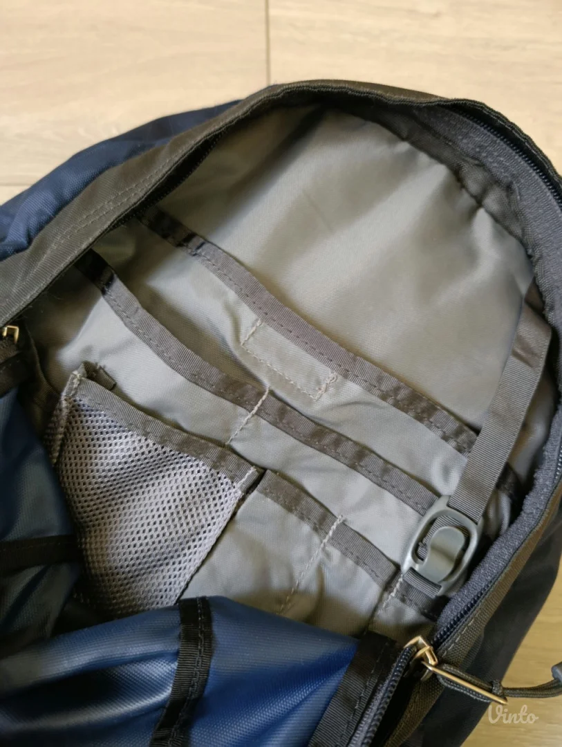 Odlican original THE NORTH FACE Vault ranac