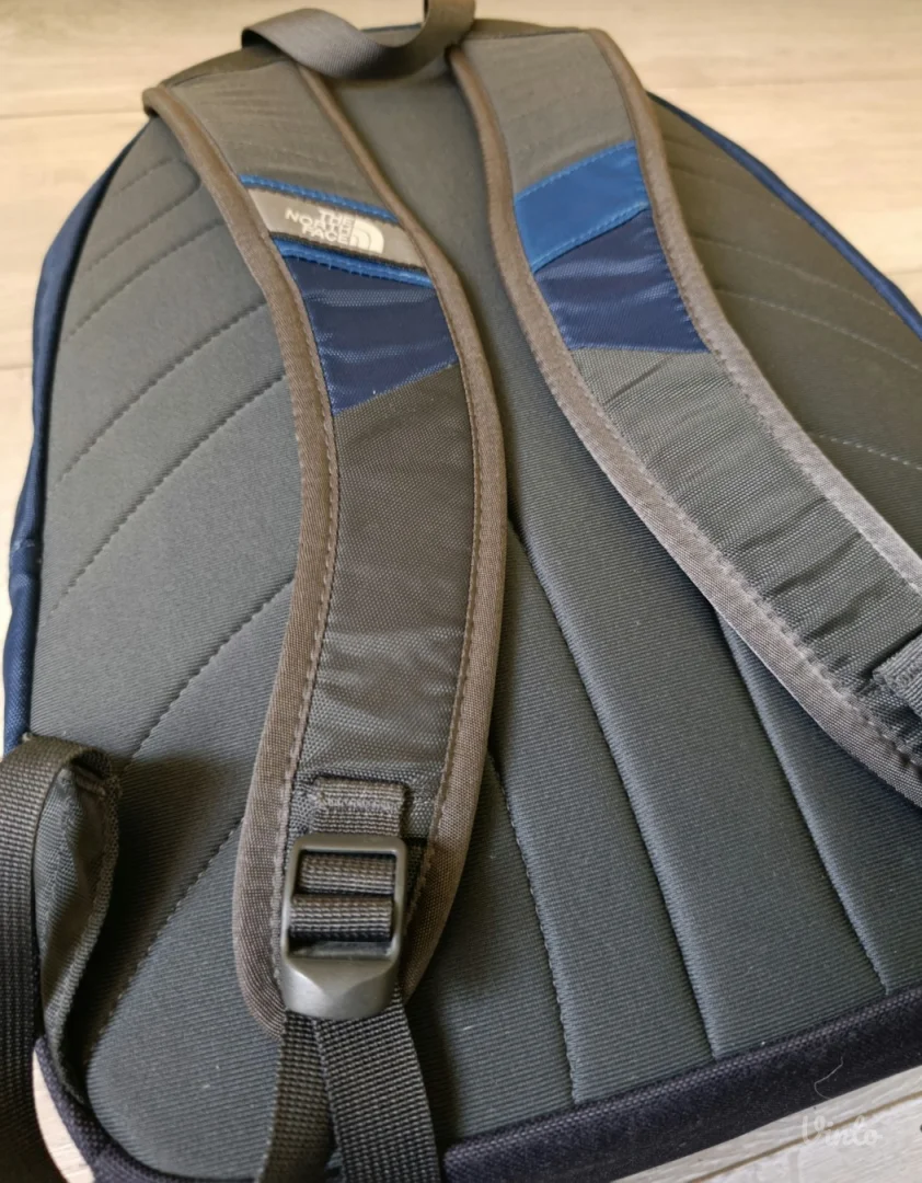 Odlican original THE NORTH FACE Vault ranac